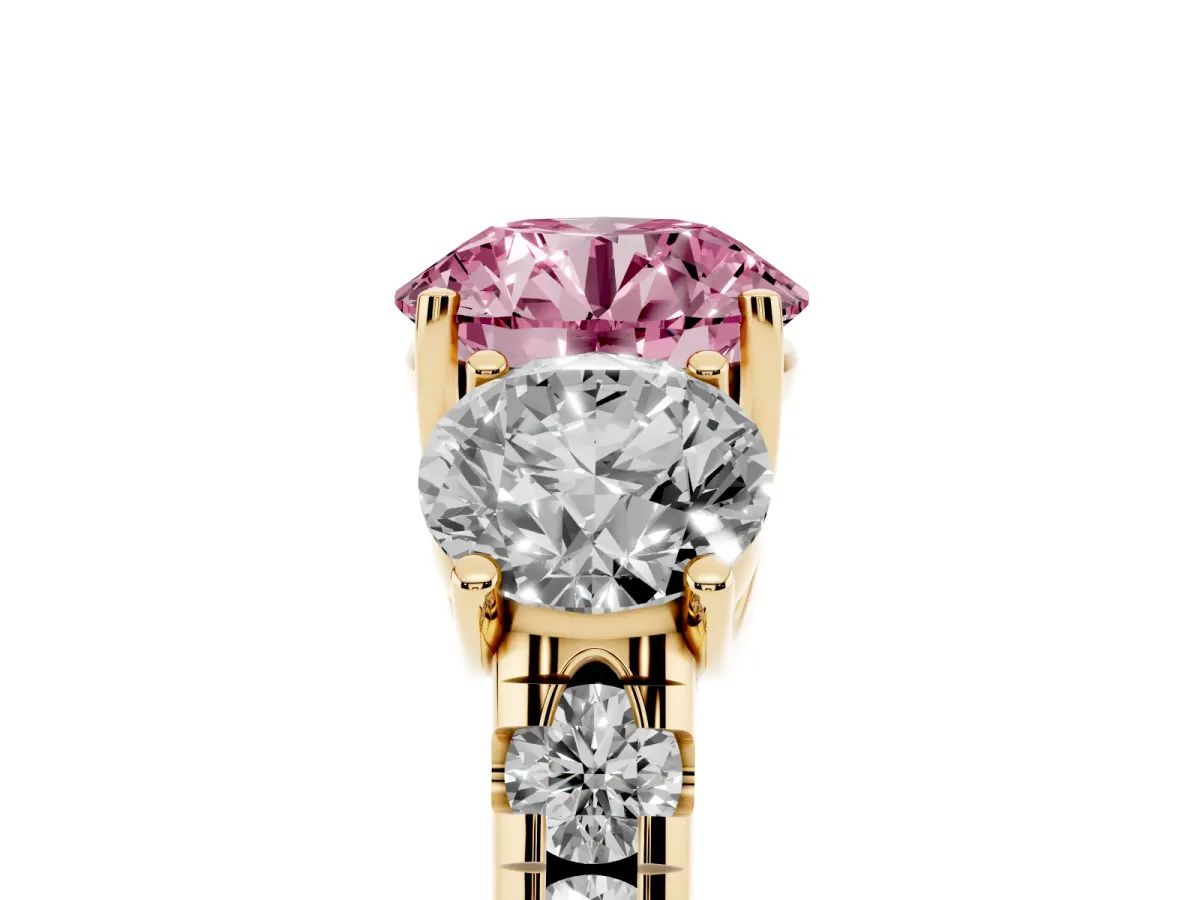 Fancy Pink Three-Stone Round Cut Diamond Pavé Band with Prong Setting Yellow gold