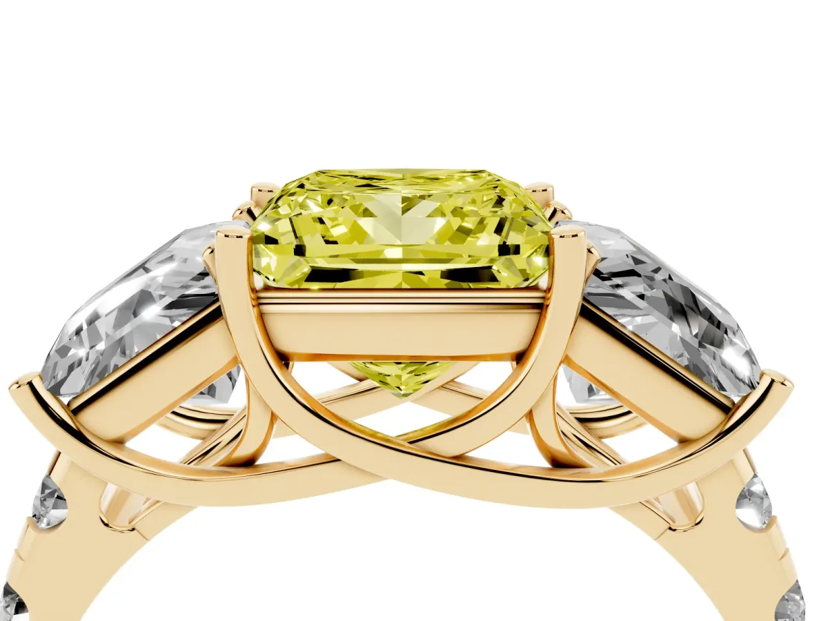 Fancy Yellow Three-Stone Princess Cut Diamond Pavé Band with Prong Setting Yellow gold