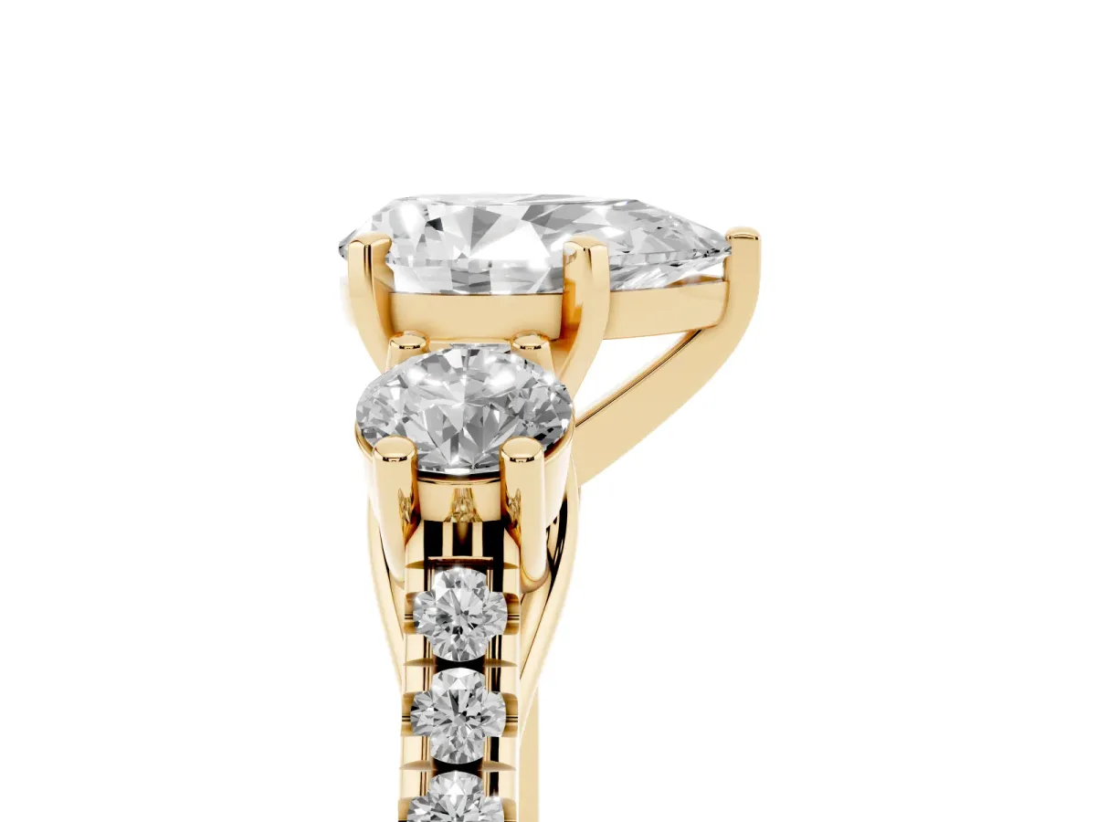 Three-Stone Pear Cut Diamond Pavé Band with Four-Prong Setting Yellow gold