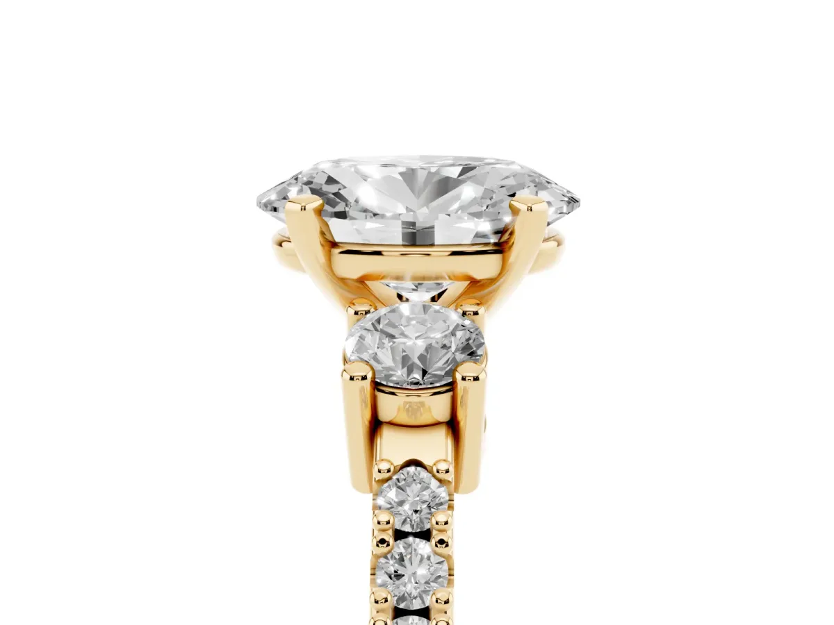 Oval Cut Three-Stone Diamond Pavé Band with Prong Setting Yellow gold