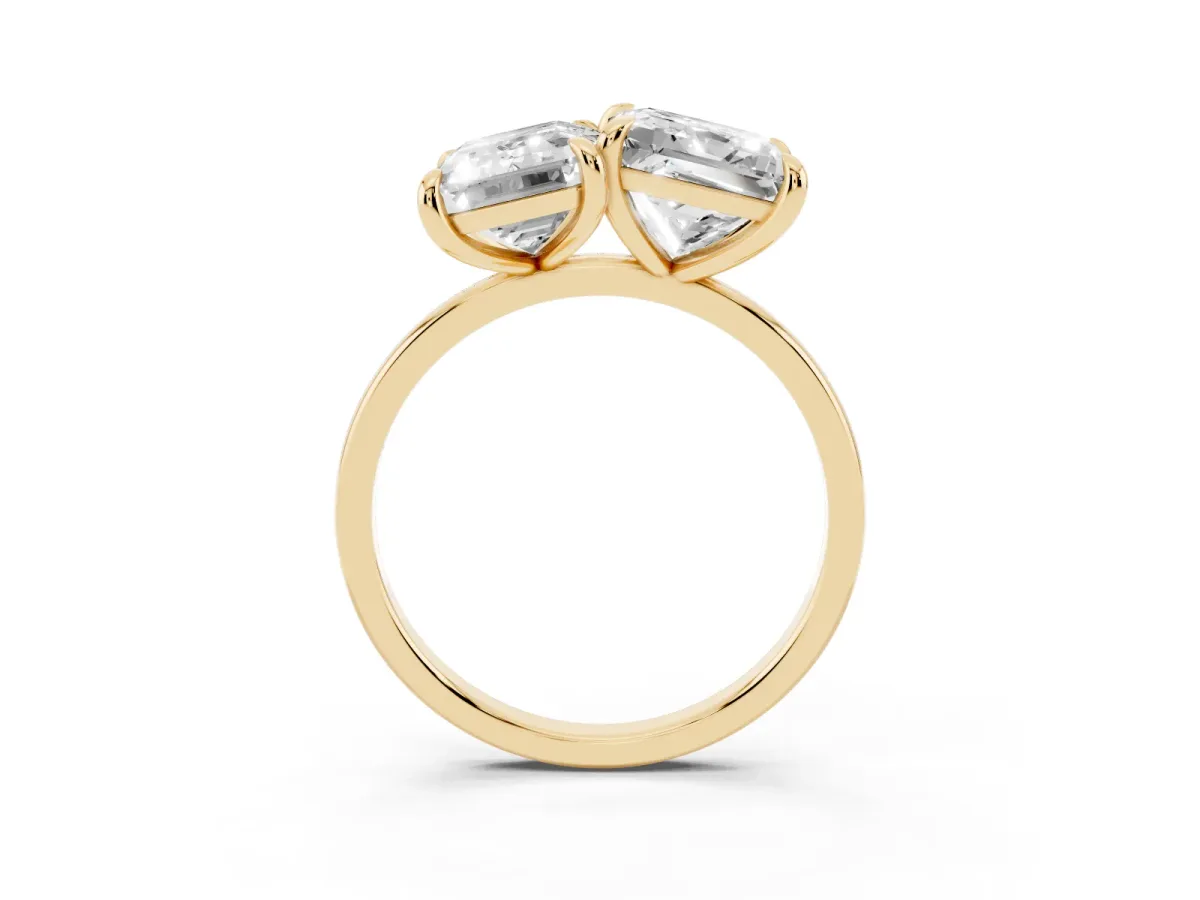 Emerald and Princess Toi Moi Ring with Prong Setting and Plain Band Yellow gold