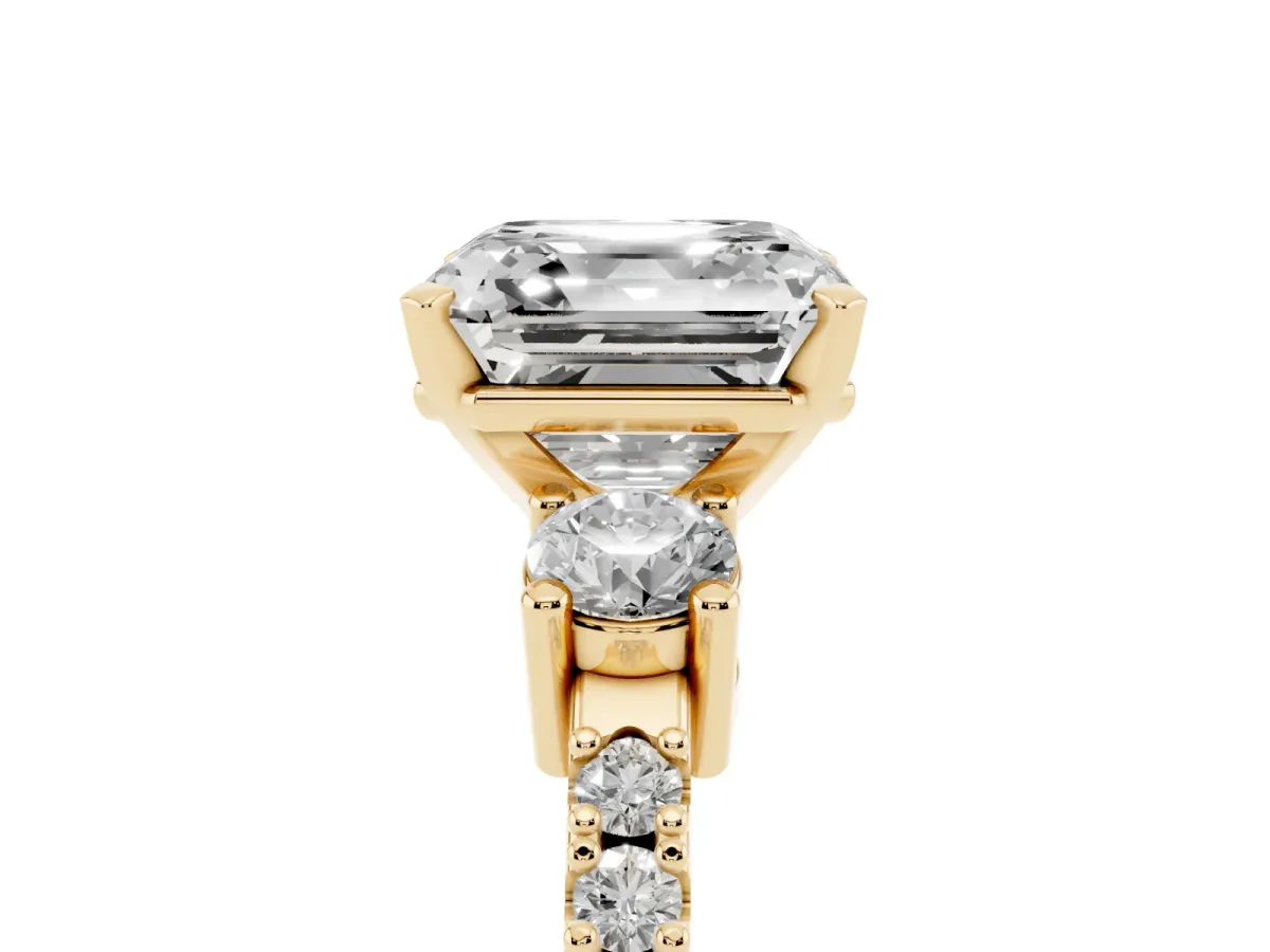 Asscher Cut Three-Stone Diamond Pavé Band with Prong Setting Yellow gold