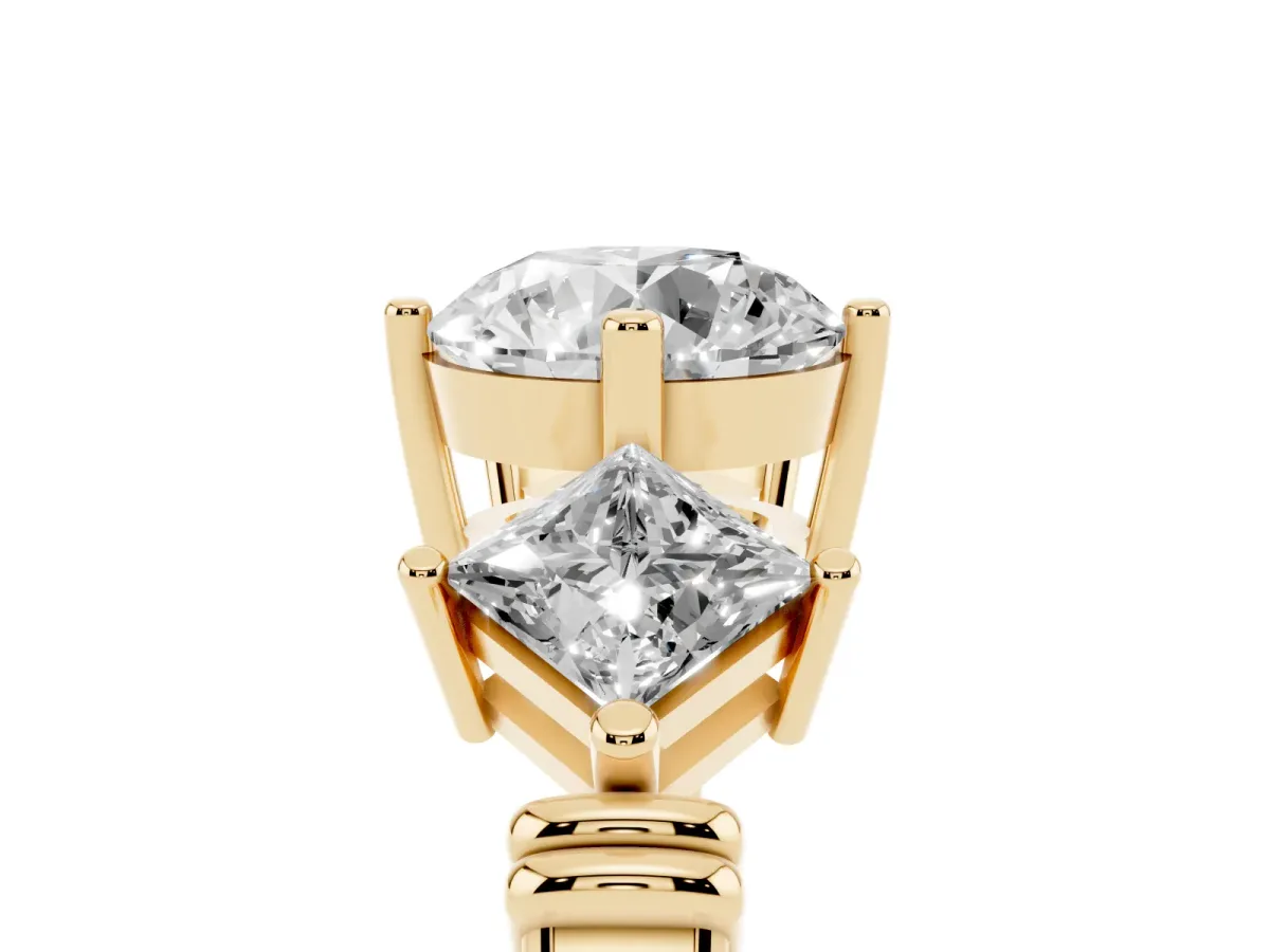 Three-Stone Round Cut and Princess Cut Diamond Ring with Channel Band and Four-Prong Setting Yellow gold