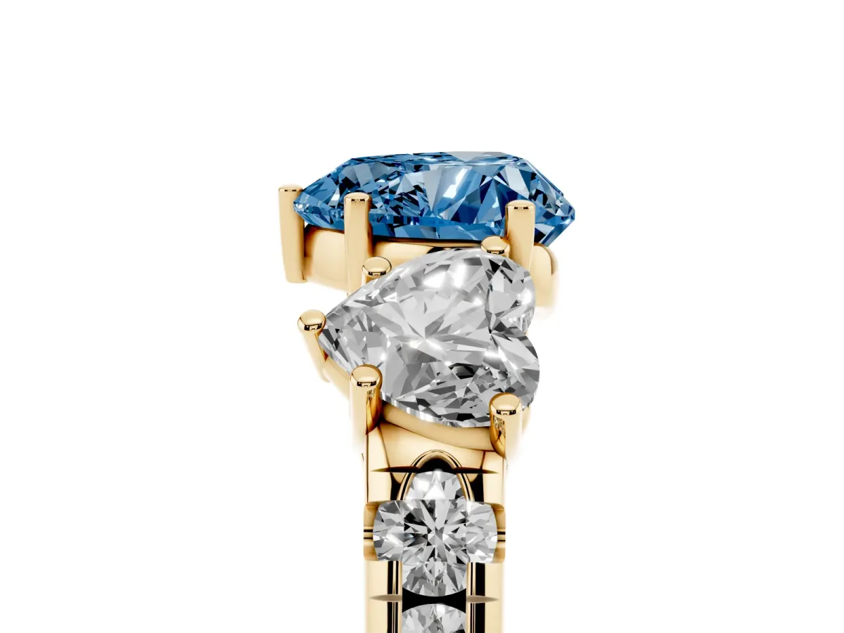 Fancy Blue Three-Stone Heart Cut Diamond Pavé Band with Prong Setting Yellow gold