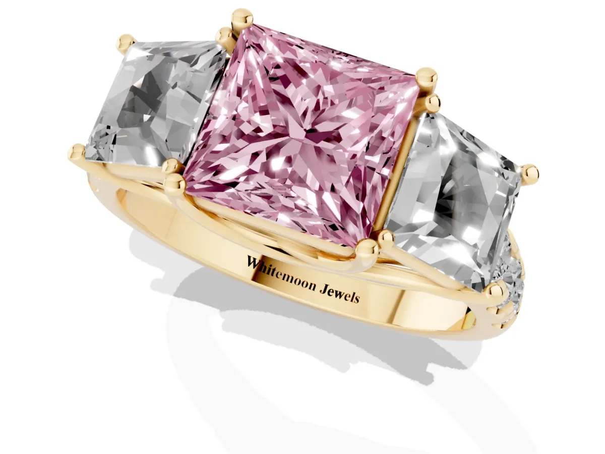 Fancy Pink Three-Stone Princess Cut Diamond Pavé Band with Prong Setting Yellow gold