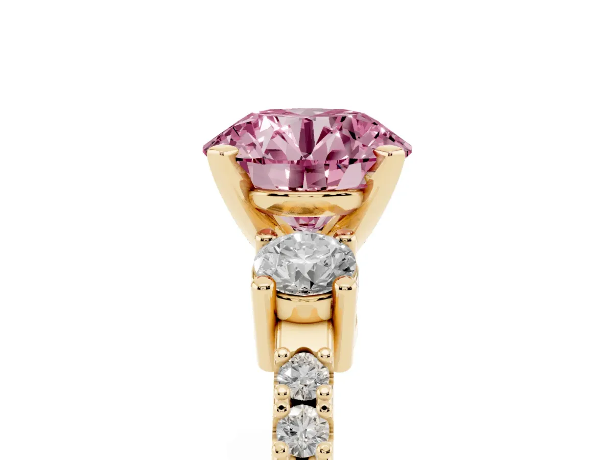 Fancy Pink Round Cut Three-Stone Diamond Pavé Band with Prong Setting Yellow gold