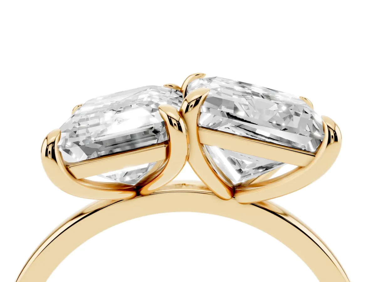 Emerald and Princess Toi Moi Ring with Prong Setting and Plain Band Yellow gold