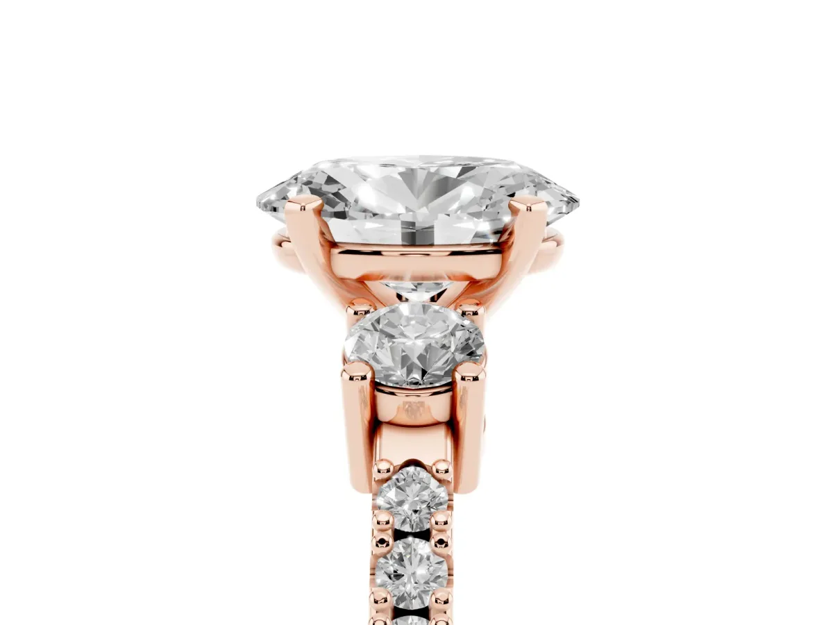 Oval Cut Three-Stone Diamond Pavé Band with Prong Setting Rose gold