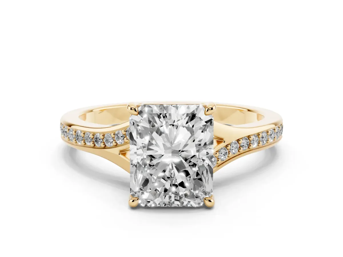 Radiant Cut Diamond Solitaire Ring with Pavé Band and Prong Setting Yellow gold