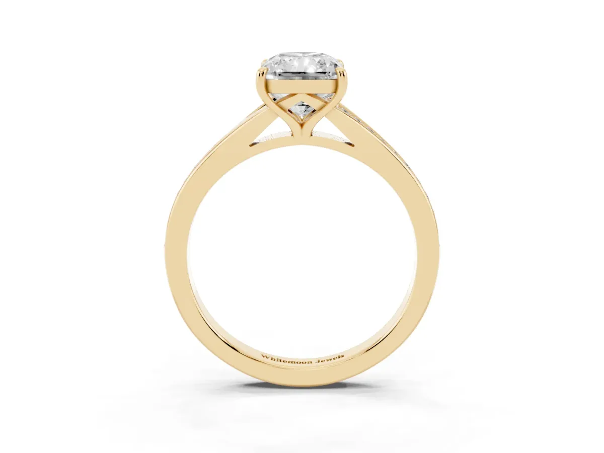Radiant Cut Diamond Solitaire Ring with Pavé Band and Prong Setting Yellow gold