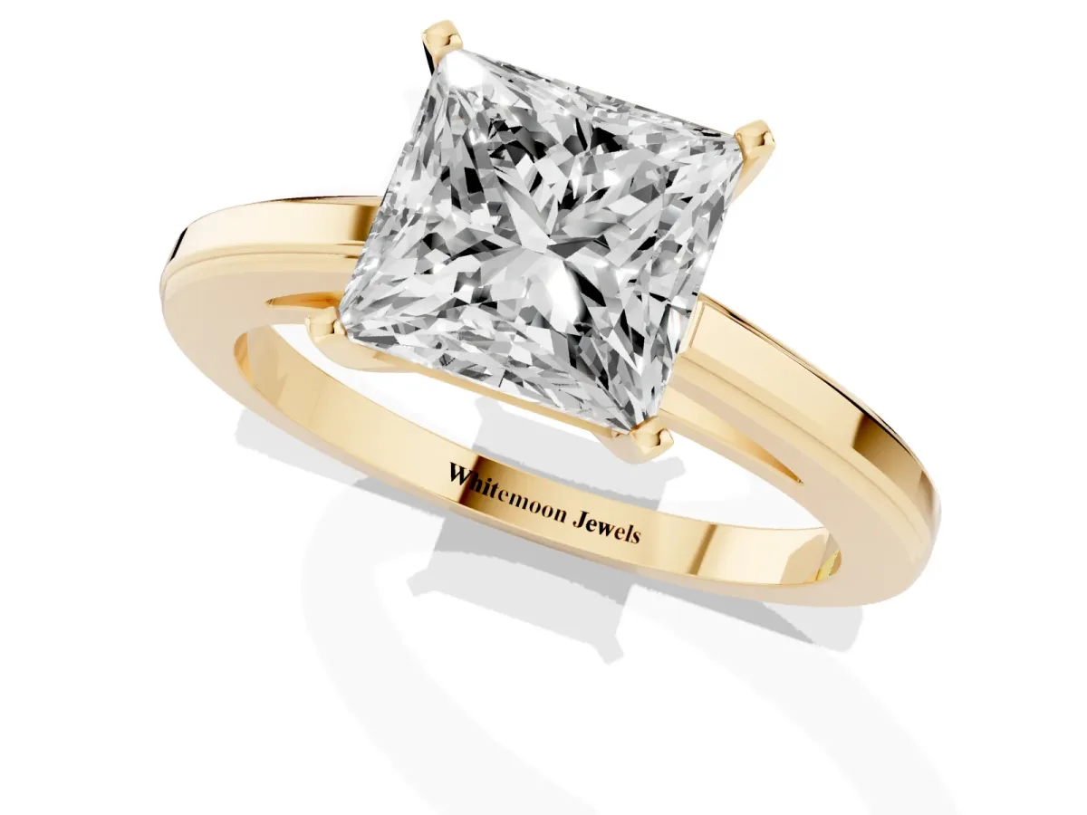Princess Cut Solitaire Diamond Ring with Four-Prong Setting and Classic Band Yellow gold