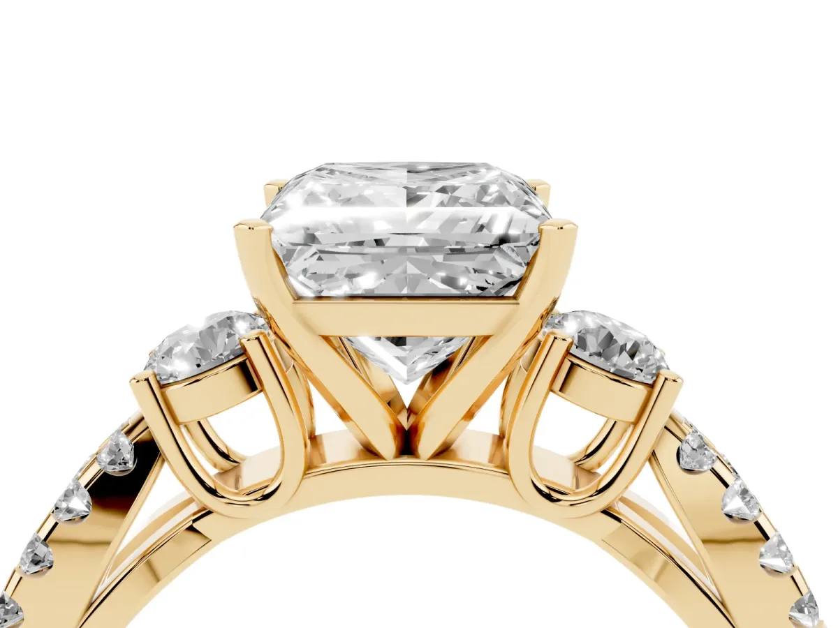 Princess Cut Diamond Three-Stone Ring with Pavé Split Shank and Four-Prong Setting Yellow gold