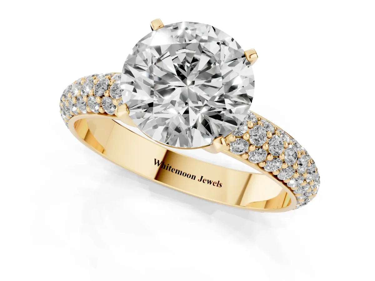 Round Cut Diamond Solitaire Ring with Prong Setting and Pavé Band Yellow gold