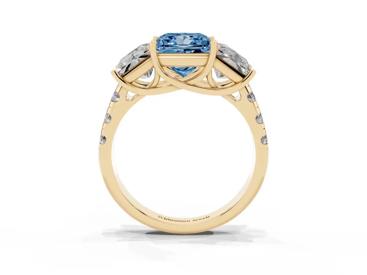Fancy Blue Three-Stone Princess Cut Diamond Pavé Band with Prong Setting Yellow gold