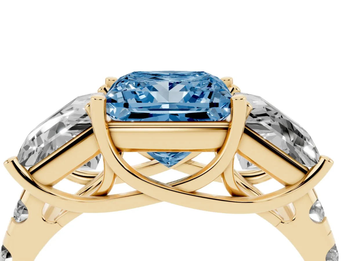 Fancy Blue Three-Stone Princess Cut Diamond Pavé Band with Prong Setting Yellow gold