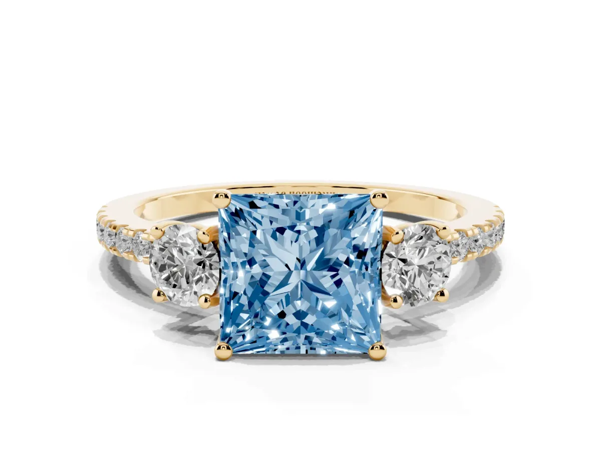 Fancy Blue Three-Stone Princess Cut Cut Diamond Pavé Band with Prong Setting Yellow gold