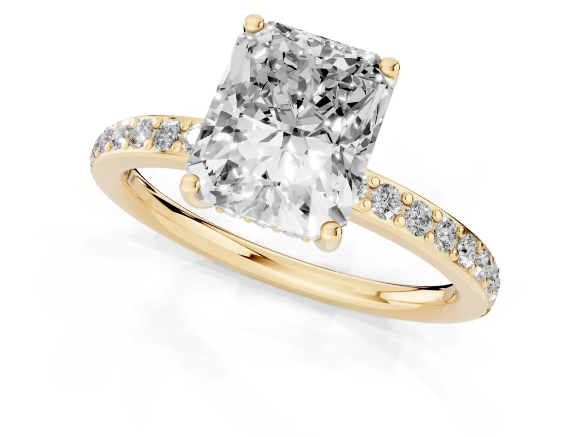 Radiant Cut Cut Diamond Pavé Band Ring with Four-Prong Setting Yellow gold