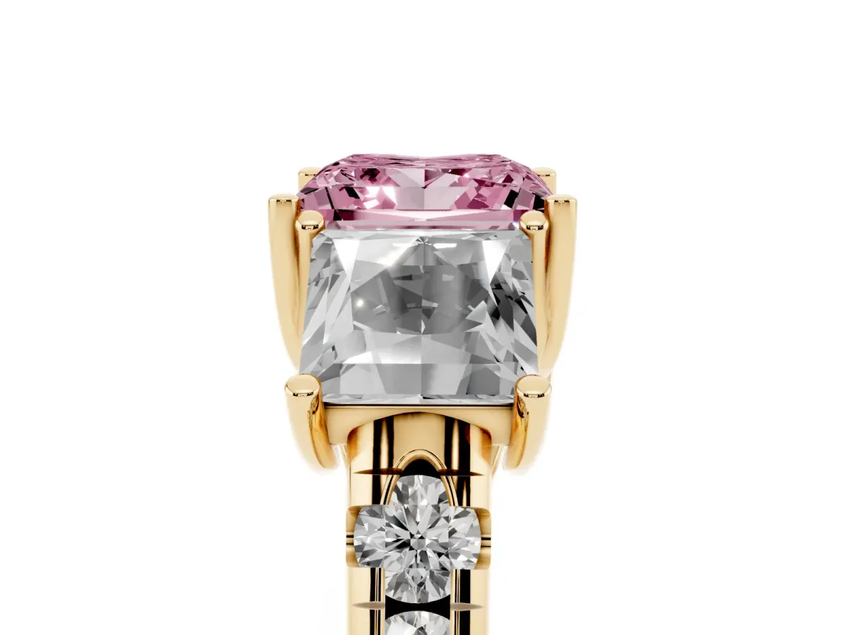 Fancy Pink Three-Stone Princess Cut Diamond Pavé Band with Prong Setting Yellow gold