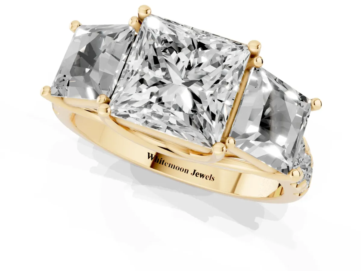Three-Stone Princess Cut Diamond Pavé Band with Prong Setting Yellow gold