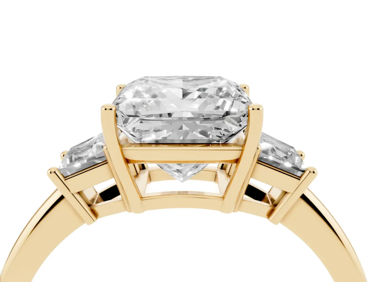 Princess Cut Diamond Three-Stone Ring with Trapezoid Side Stones and Prong Setting Yellow gold