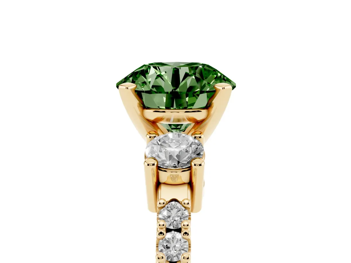 Fancy Green Round Cut Three-Stone Diamond Pavé Band with Prong Setting Yellow gold