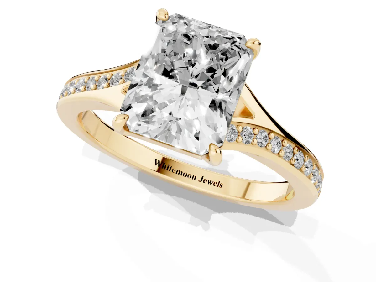 Radiant Cut Diamond Solitaire Ring with Pavé Band and Prong Setting Yellow gold