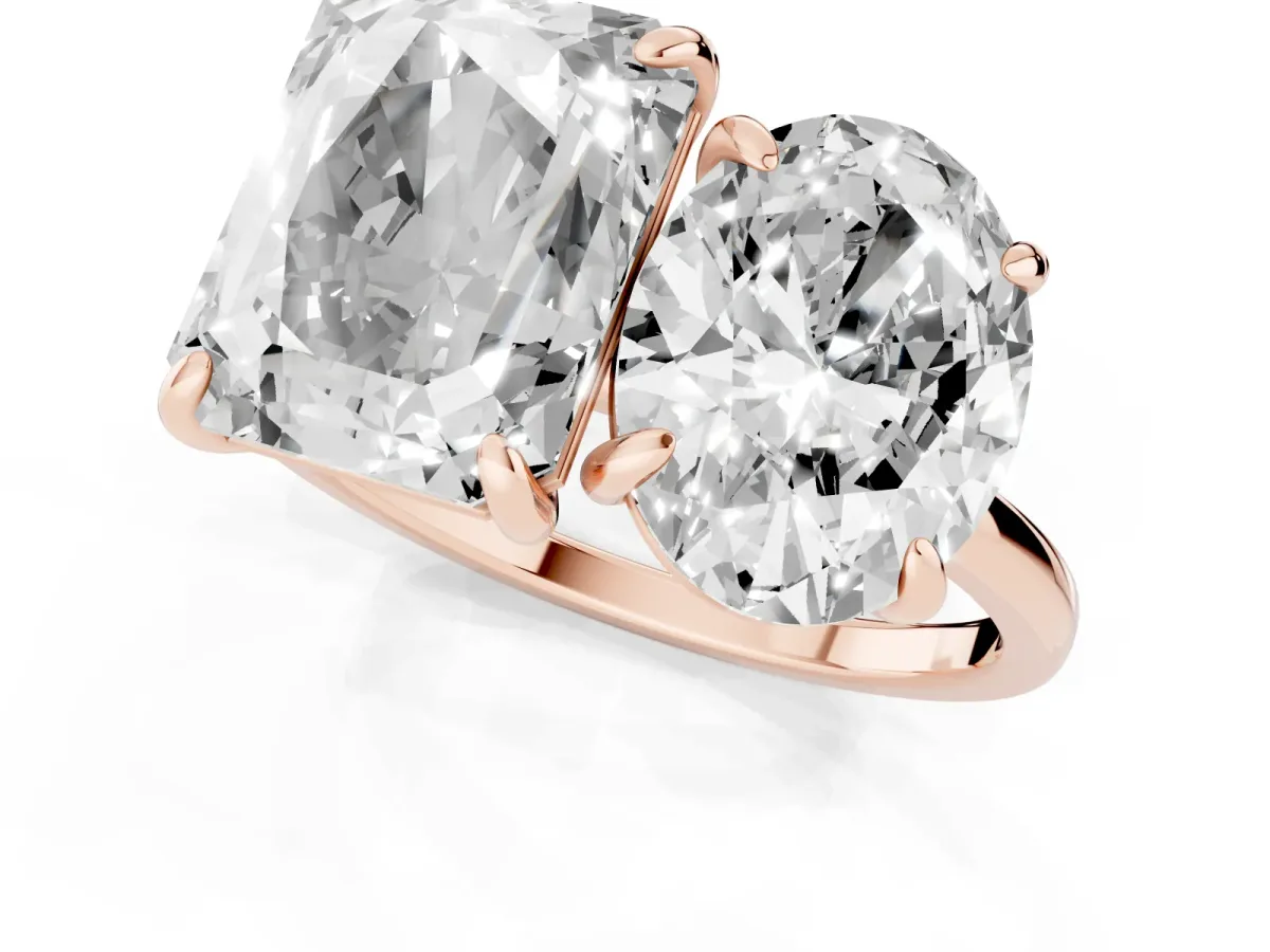 Oval and Emerald Toi Moi Ring with Prong Setting and Plain Band Rose gold