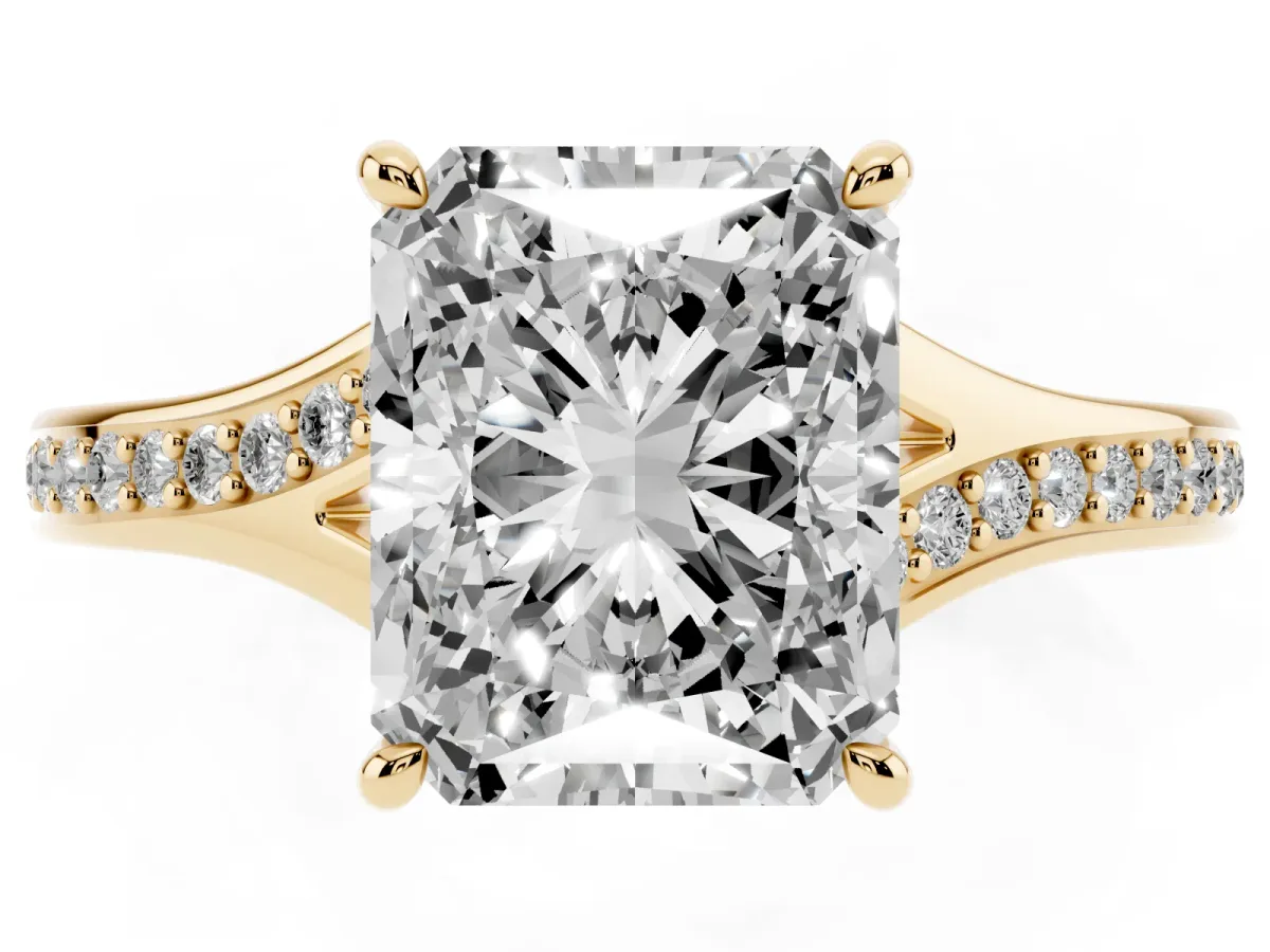 Radiant Cut Diamond Solitaire Ring with Pavé Band and Prong Setting Yellow gold