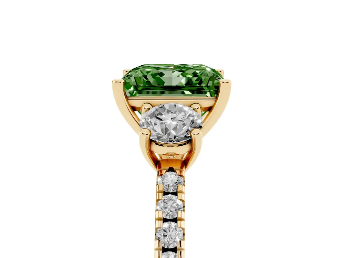 Fancy Green Three-Stone Princess Cut Cut Diamond Pavé Band with Prong Setting Yellow gold
