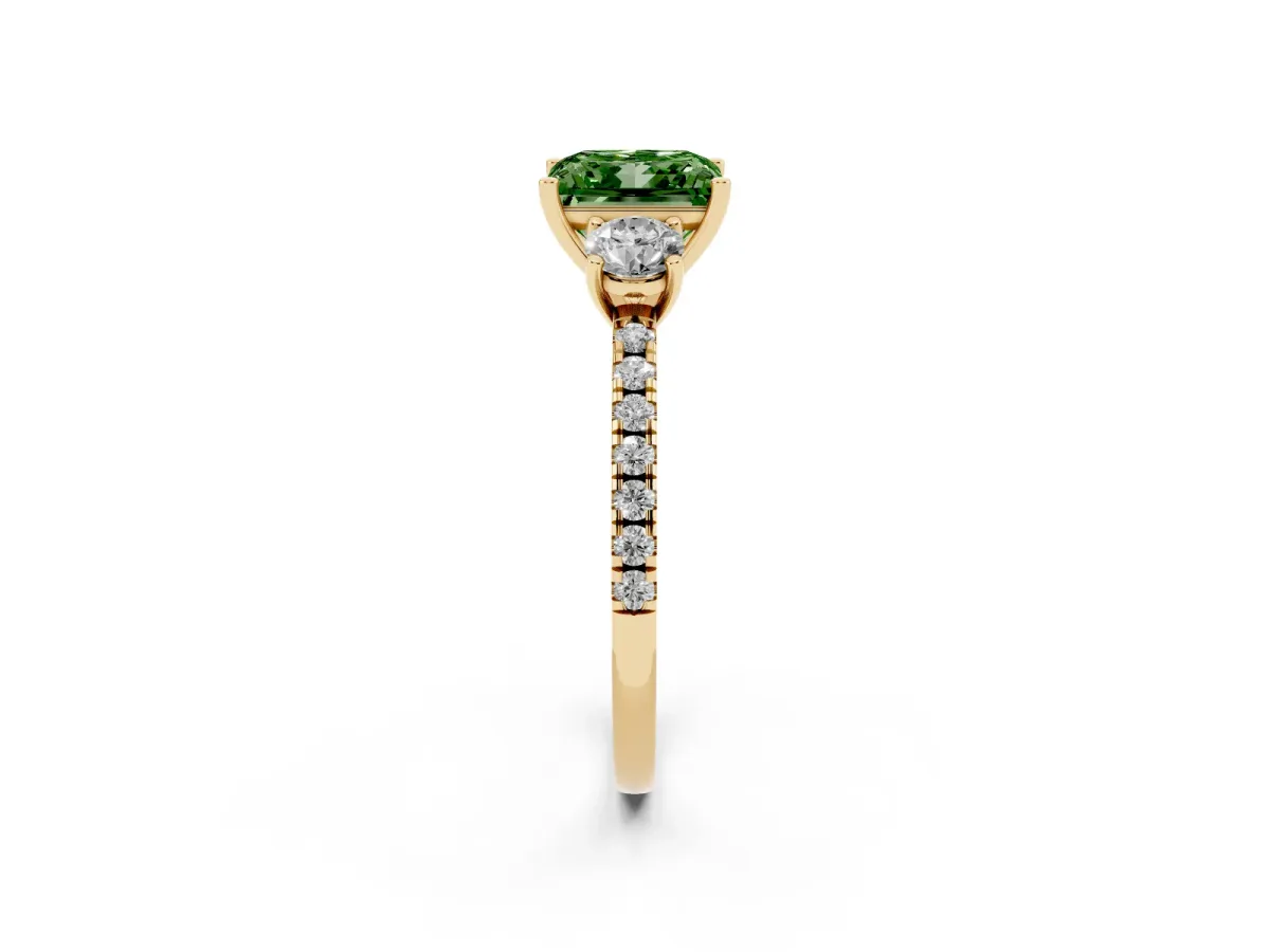 Fancy Green Three-Stone Princess Cut Cut Diamond Pavé Band with Prong Setting Yellow gold