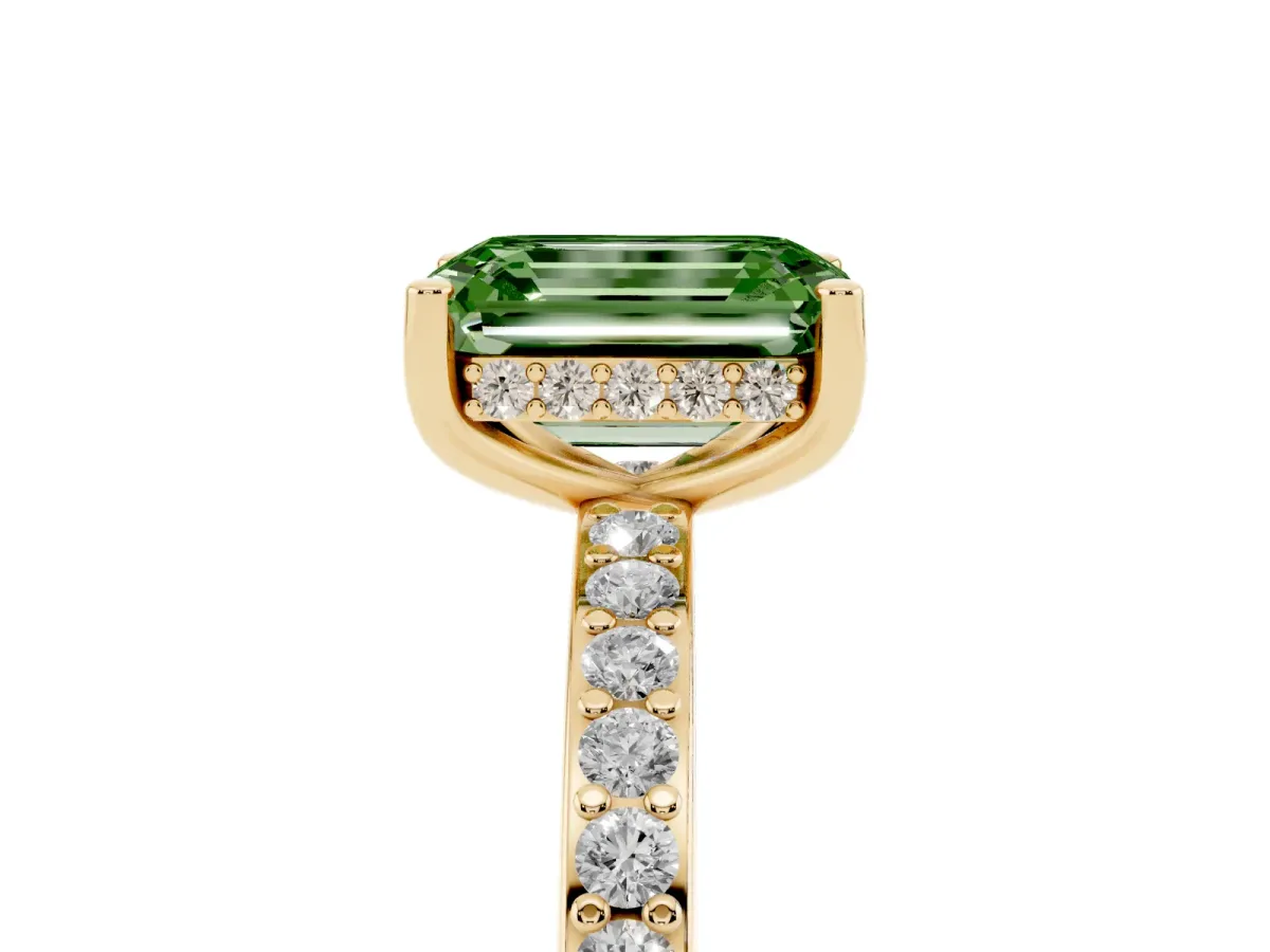 Fancy Green Emerald Cut Cut Diamond Pavé Band Ring with Four-Prong Setting Yellow gold