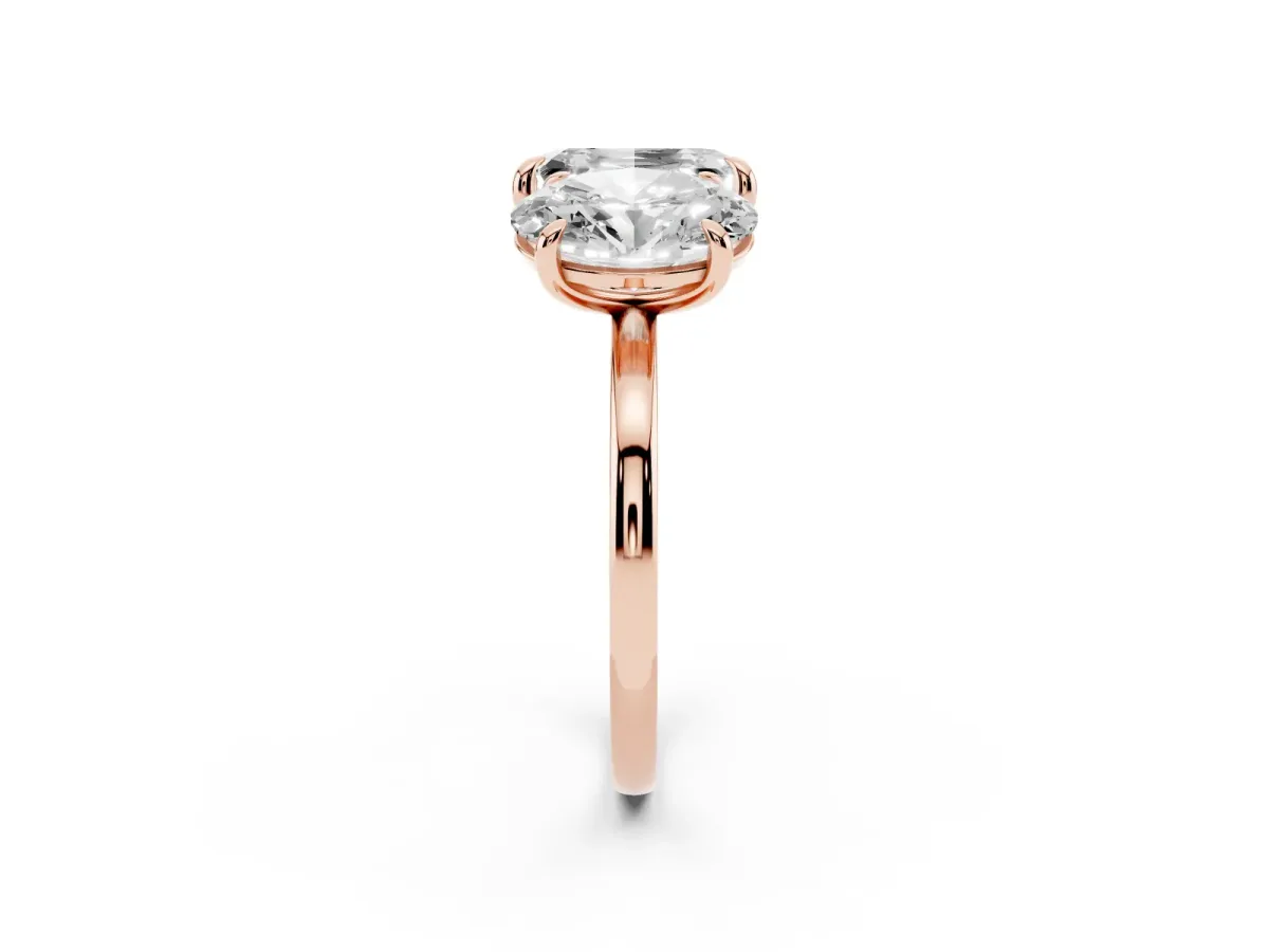 Oval and Emerald Toi Moi Ring with Prong Setting and Plain Band Rose gold