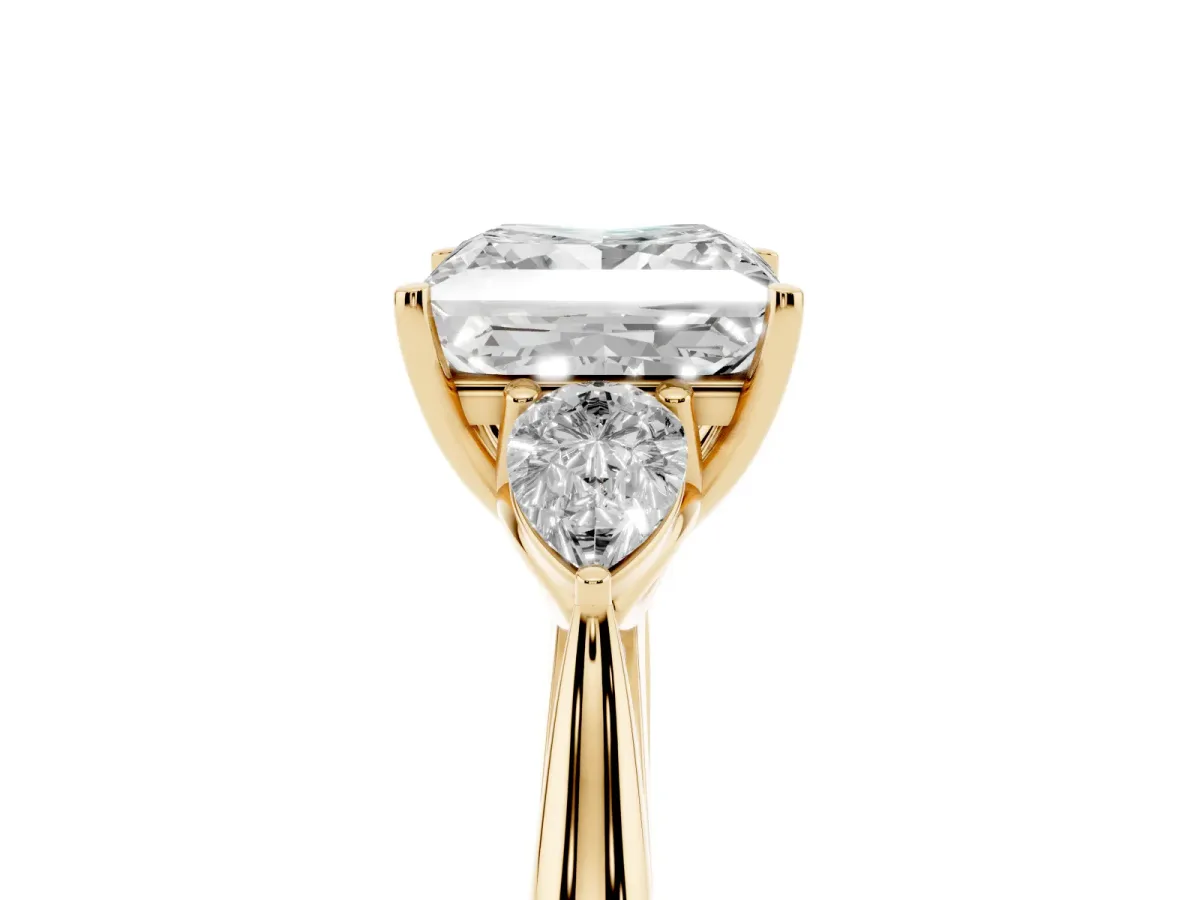 Three-Stone Princess Cut Brilliant Diamond Solitaire Ring with Tapered Band and Four-Prong Setting Yellow gold