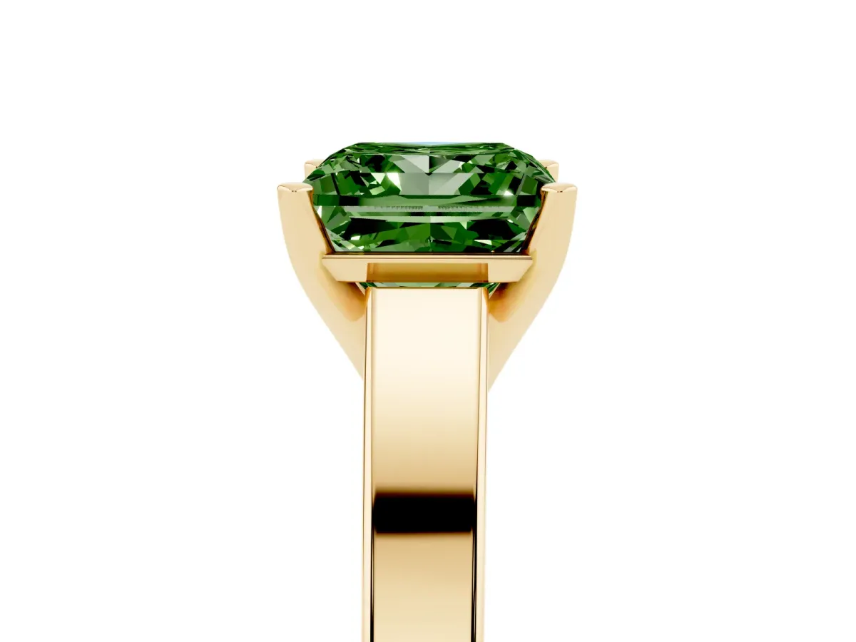 Fancy Green Princess Cut Solitaire Engagement Ring with Four-Prong Setting and Tapered Band Yellow gold