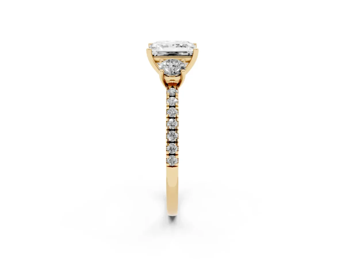 Three-Stone Princess Cut Cut Diamond Pavé Band with Prong Setting Yellow gold