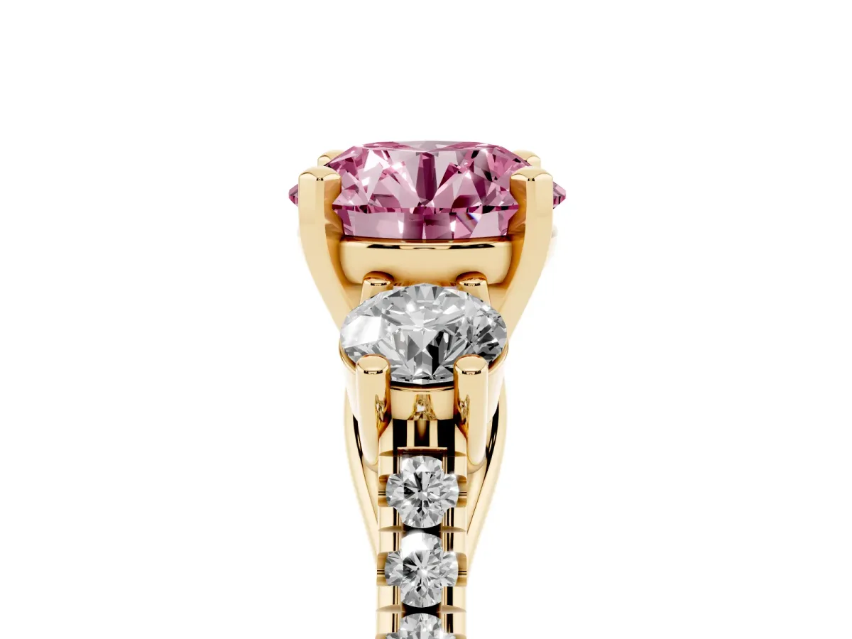 Fancy Pink Three-Stone Round Cut Diamond Pavé Band with Four-Prong Setting Yellow gold