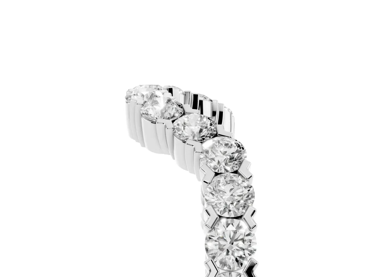 V-Shaped Diamond Round Cut Pavé Band with Prong Setting White gold