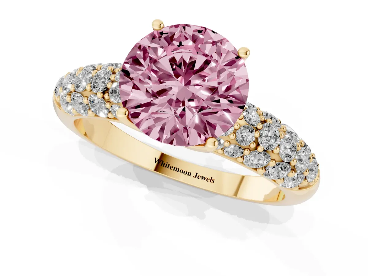 Fancy Pink Round Cut Diamond Pavé Band Solitaire Ring with Four-Prong Setting Yellow gold