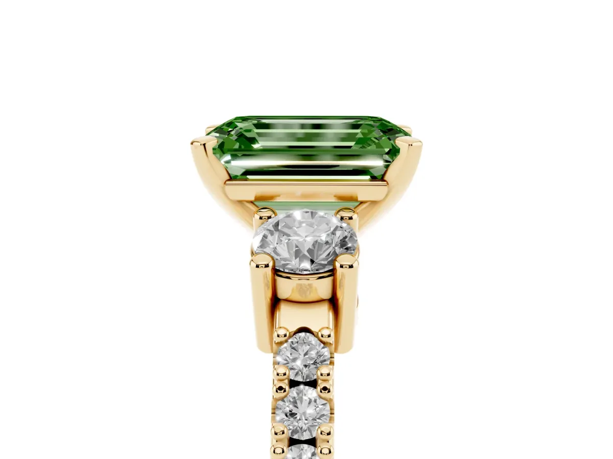 Fancy Green Emerald Cut Three-Stone Diamond Pavé Band with Prong Setting Yellow gold