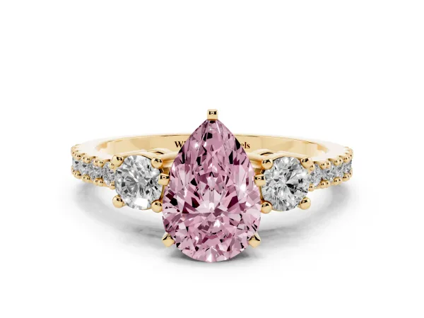 Fancy Pink Pear Cut Three-Stone Diamond Pavé Band with Prong Setting Yellow gold
