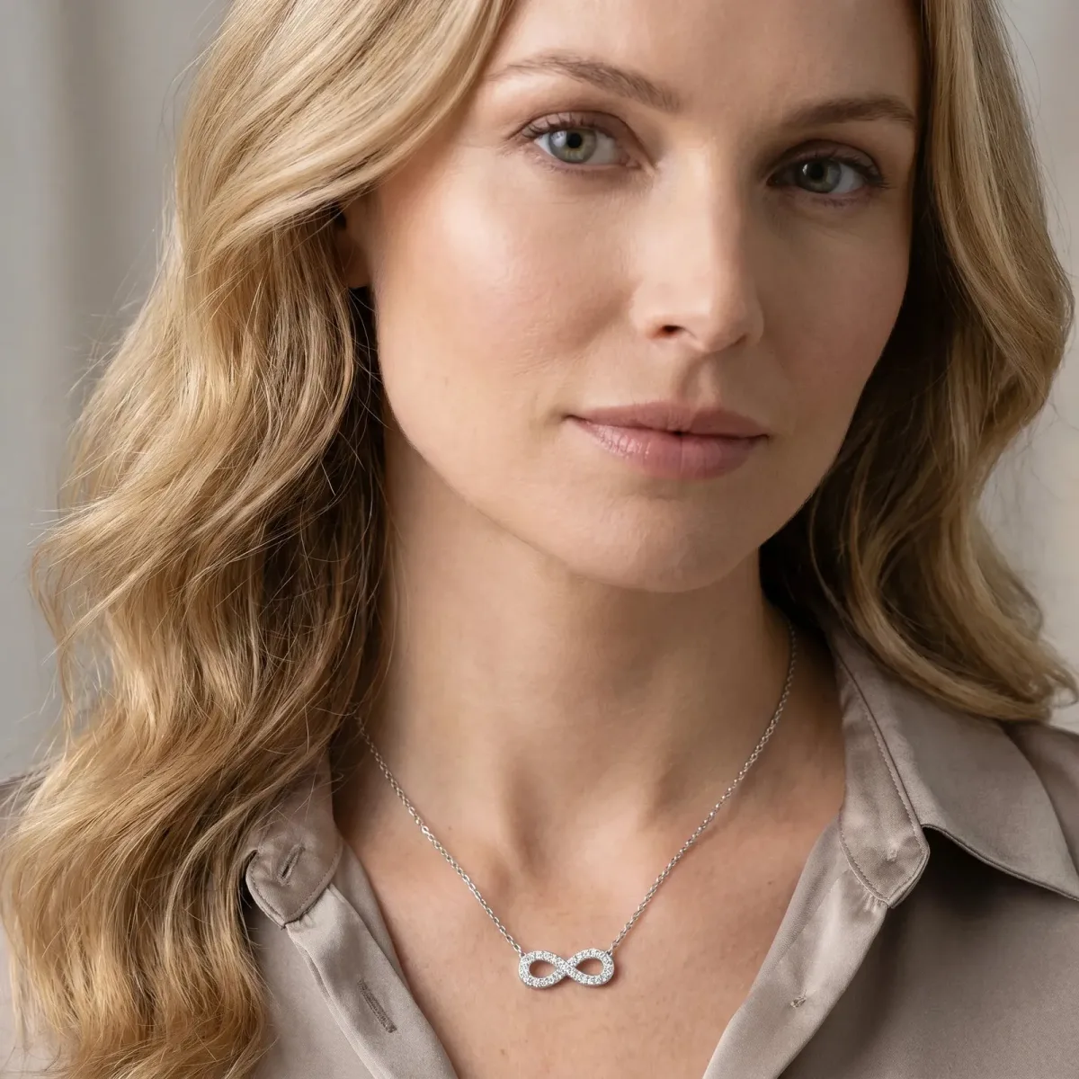 Infinity Pendant with Round Diamond Pavé Setting White gold