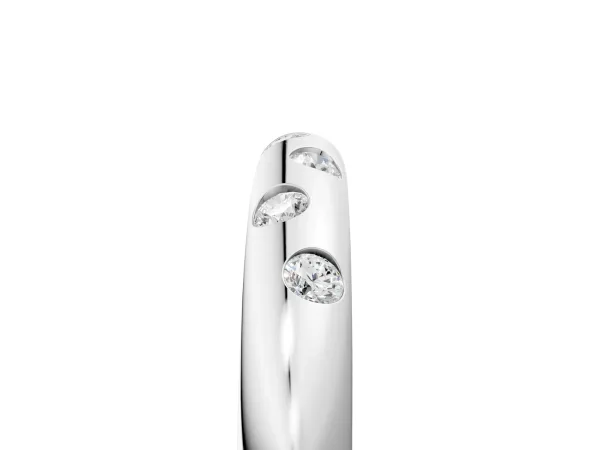 Round Diamond Flush-Set Comfort Fit Band Platinum