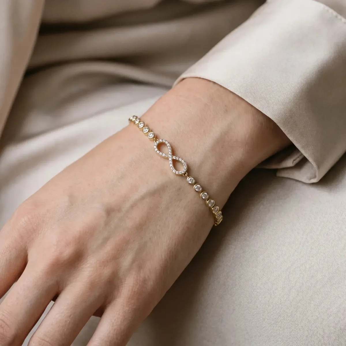 Pavé Round Diamond Infinity Chain Bracelet with Bezel Setting Yellow gold