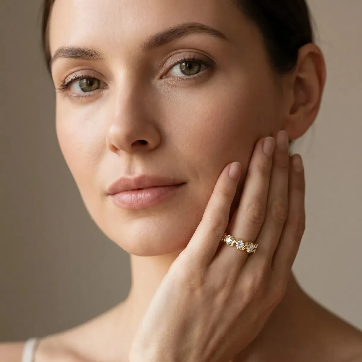 Six-Stone Round Diamond Wave Band with Shared Prong Setting Yellow gold
