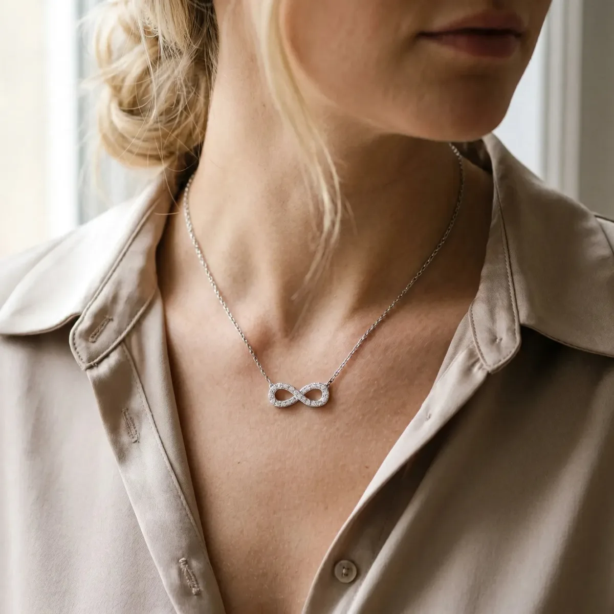 Infinity Pendant with Round Diamond Pavé Setting White gold